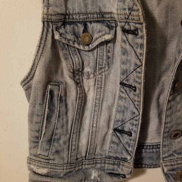 American Eagle Retro Look Light Wash Jean Vest - Picture 7 of 10